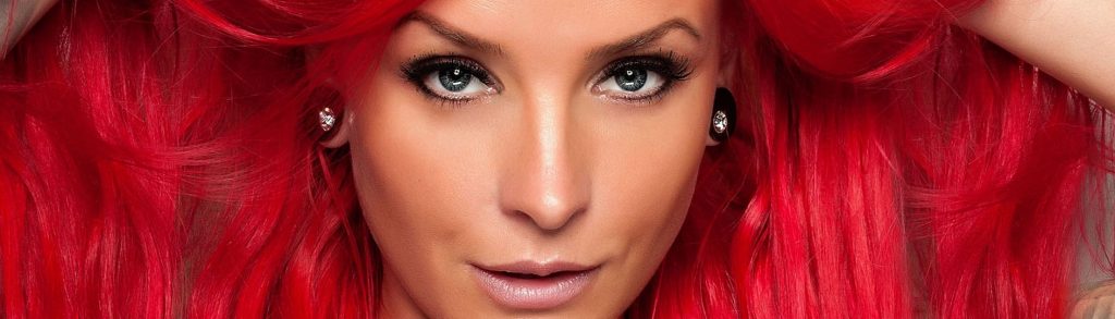 Lexyroxx mit roten Haaren