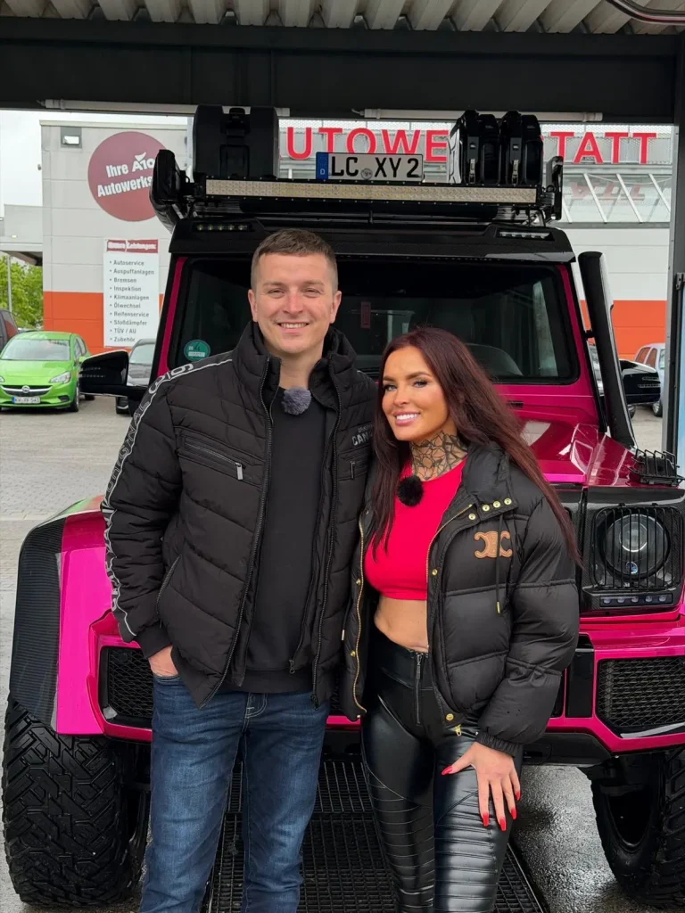 Lexyroxx und Aaron Troschke vor dem Auto von Lexy
